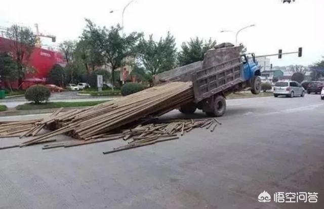 教练车被货车倾轧:如何看待江苏一货车爆胎，压扁教练车，4女学员和教练死亡？