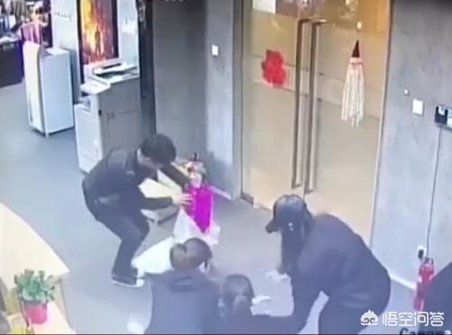 你怎么看公司白领收到纸人娃娃被吓的精神恍惚这件事？