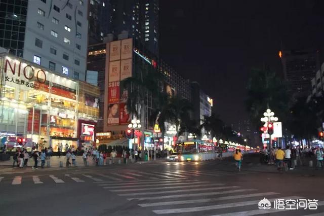 上海是目前我国最繁华的城市吗，上海到底繁华在哪里上海人会认为其他城市落后吗
