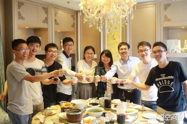 吃饭时座位有什么讲究？圆桌为例？