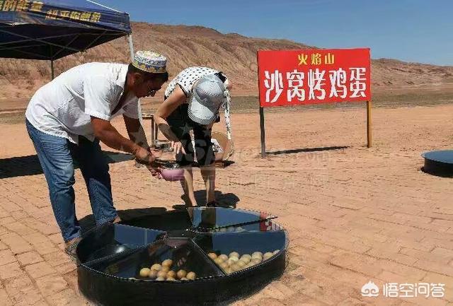 斗牛犬躲冰箱避暑:夏天很热，条件限制，没空调，怎么降温？ 斗牛犬躲冰箱避暑图