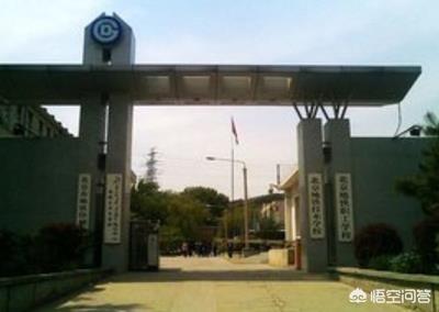 北京地铁工作人员都看起来很年轻,感觉都是二十多岁的年轻人,他们都是什么学历,以后有什么发展吗？