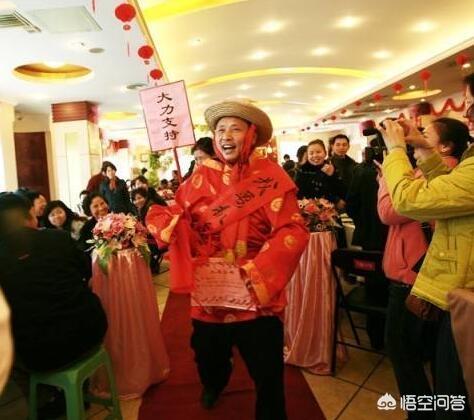 国庆晚会上亲吻的老夫妻:如何看待公公喝醉强吻儿媳，醒酒后已后悔