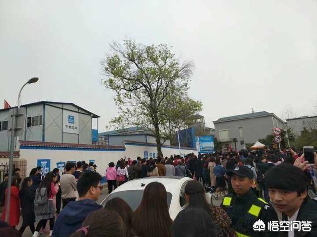 武大蝶楼灵异事件:如何看待武汉大学樱花节西门被4个旅游团强行攻破的事件？