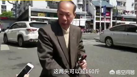 潘阳与狗照片:福州老人自制狗拉车却被指责，对此你怎么看？