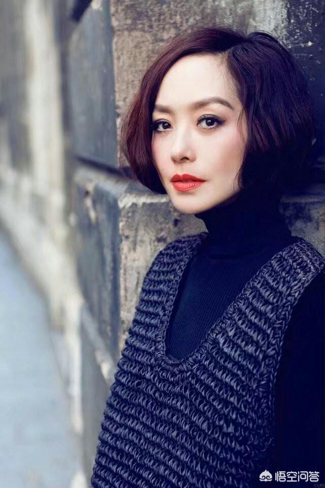 鲁豫的发型也曾有过变迁,年轻时暴露过自己的额头,脸型轮廓明显有些方