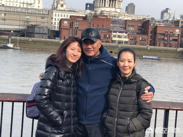 卢芳为胡军庆生:胡军50岁生日，女儿穿比基尼露大长腿引热议，你如何看待这件事