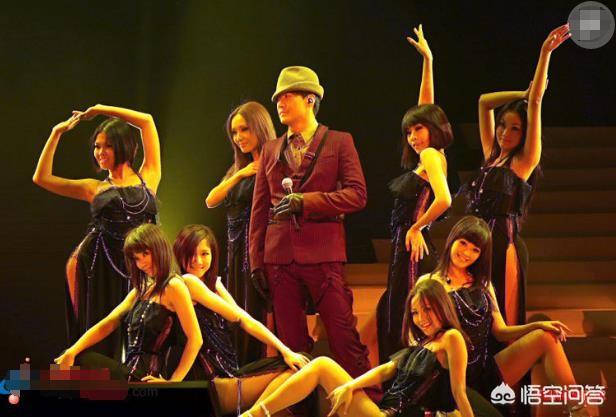 黎明演唱会天王送花:天王黎明演唱生涯里的哪场演唱会堪称最经典？你觉得呢？