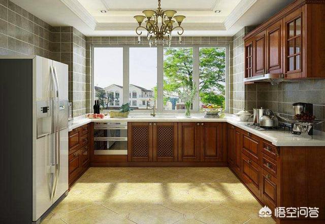 一开门就是客厅怎么装修,开门就是客厅和厨房，该怎么设计？