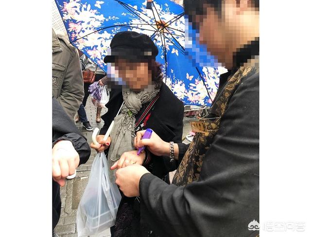 上海第一网红自助被曝回收使用食材，网红张宝军收入惊人，可他和父母为啥直播还穿破棉袄，住破窑洞