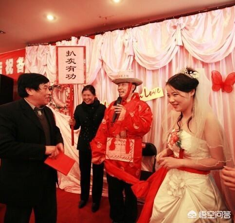 国庆晚会上亲吻的老夫妻:如何看待公公喝醉强吻儿媳，醒酒后已后悔