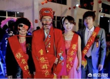 国庆晚会上亲吻的老夫妻:如何看待公公喝醉强吻儿媳，醒酒后已后悔
