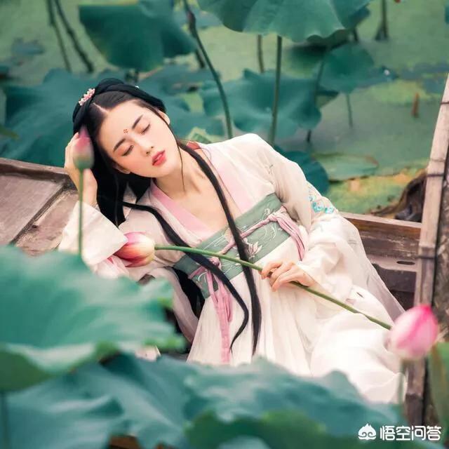独孤天下插曲:上联：江水滔滔，一曲黄梅香万里。如何对下联？