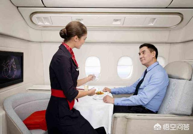 普通班的空妹子和头等舱的空妹子有什么区别？
(图1)