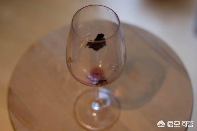 红酒有黑色沉淀物，葡萄酒中有沉淀物是否意味葡萄酒坏了