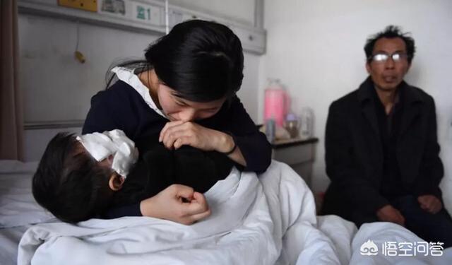 被狗咬伤险些毁容:1岁娃小区玩耍脸被狗咬毁容，缝了百余针，你怎么看？