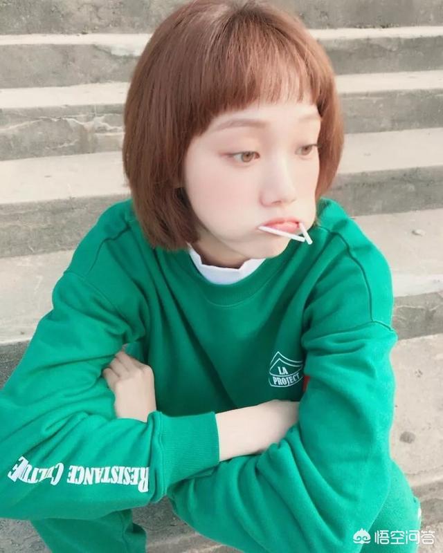 mink是什么颜色的衣服:绿色上衣搭配什么颜色裤子或裙子好看？