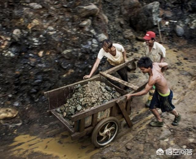 什么样的石头里面有翡翠,缅甸翡翠矿上出的石头是翡翠吗？