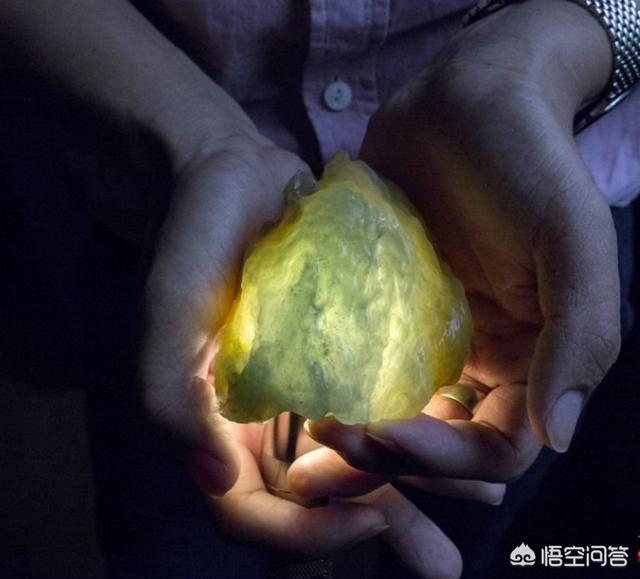 什么样的石头里面有翡翠,缅甸翡翠矿上出的石头是翡翠吗？