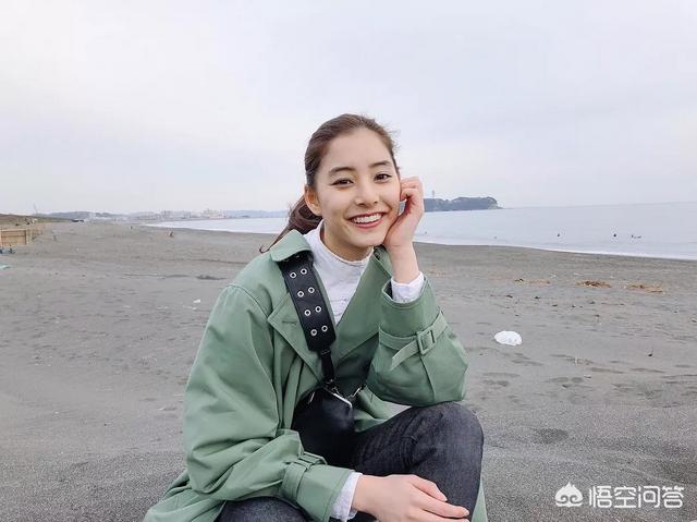 mink是什么颜色的衣服:绿色上衣搭配什么颜色裤子或裙子好看？