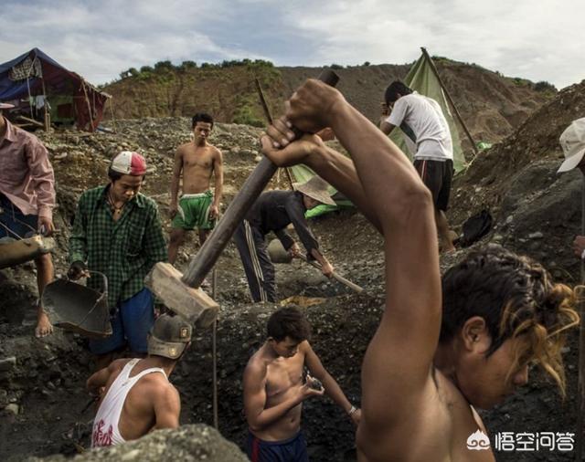 什么样的石头里面有翡翠,缅甸翡翠矿上出的石头是翡翠吗？