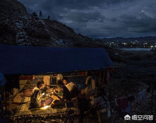 什么样的石头里面有翡翠,缅甸翡翠矿上出的石头是翡翠吗？