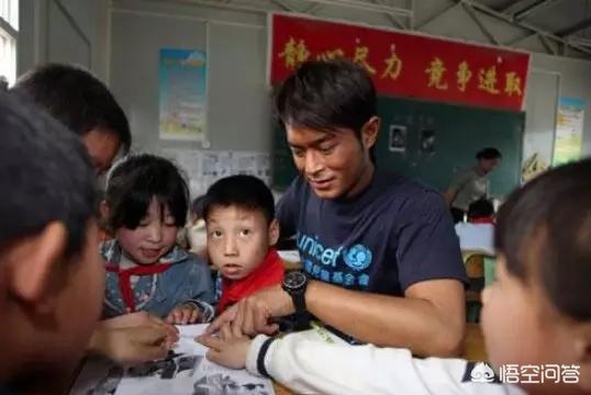 杨幂被强干全图:如何看待杨幂“诈捐门”事件，明星慈善有哪些潜规则？