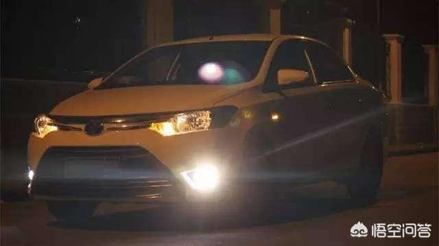 闪光夫妇为什么下车:开着近光还被人闪光提示是什么原因？