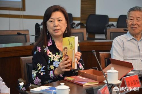 蒋方智怡:现在美国女性婚后是不是不改姓了，为什么她们婚后要改姓？