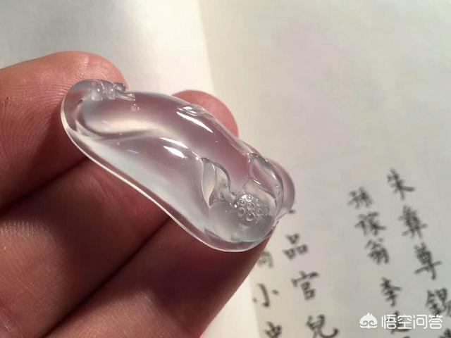 玻璃种翡翠原石打灯图片,怎么用强光手电看翡翠原石的种水？