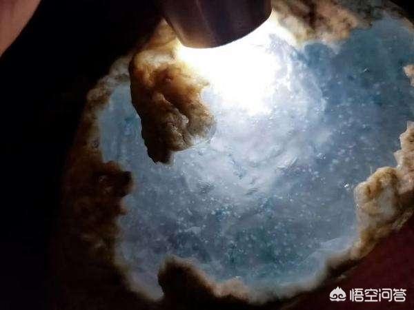 玻璃种翡翠原石打灯图片,怎么用强光手电看翡翠原石的种水？
