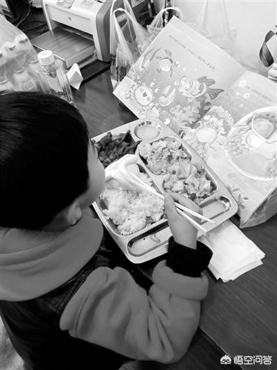 红衣小男孩真实事件:男童手持铁棍殴打白发老人，老人不敢还手，痛苦哀嚎，怎么回事？