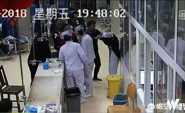 六旬老太带外孙去医院打针,看到外孙嘴角有血,殴打哺乳期护士3分钟,你怎么看待此事？