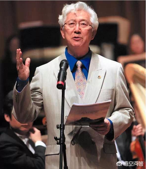 倪萍今年多大:倪萍盛装出席飞天奖获人搀扶，为何年近六旬还要到处奔波？