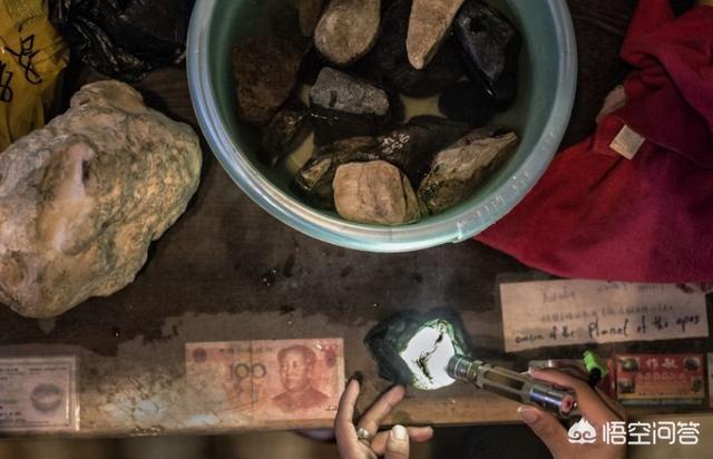 什么样的石头里面有翡翠,缅甸翡翠矿上出的石头是翡翠吗？