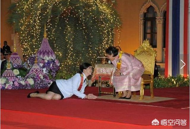 泰国普吉岛天皇成人秀，范冰冰和泰国公主合照怎么做到不下跪的？