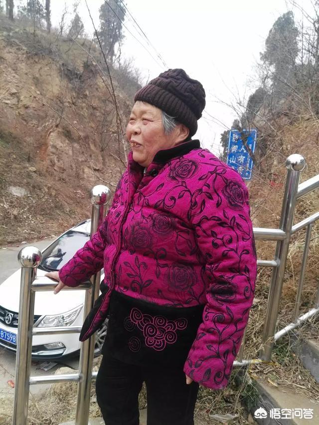 七旬老母独居深山,不愿跟儿女进城怎么办？