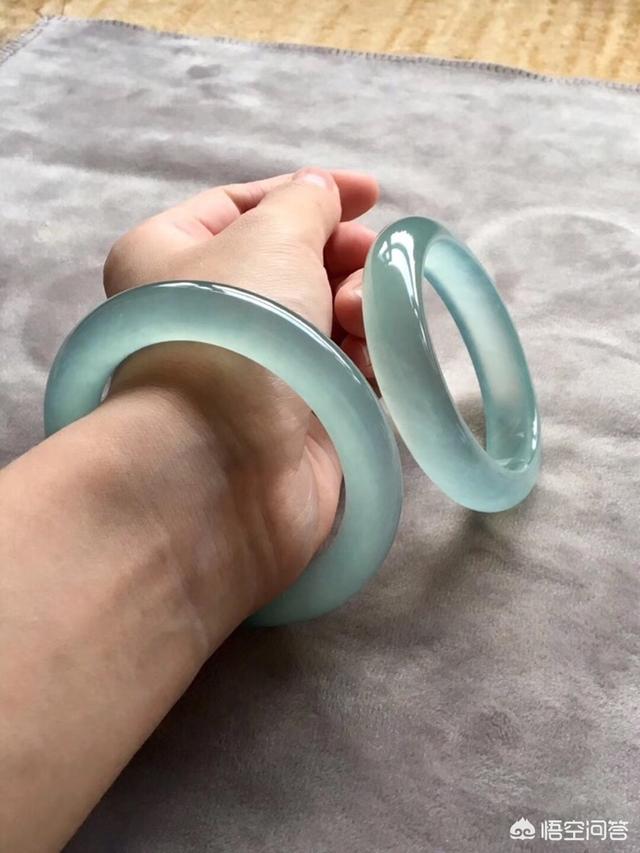 10万左右的翡翠手镯图片,为什么10万块的手镯长出青苔了？