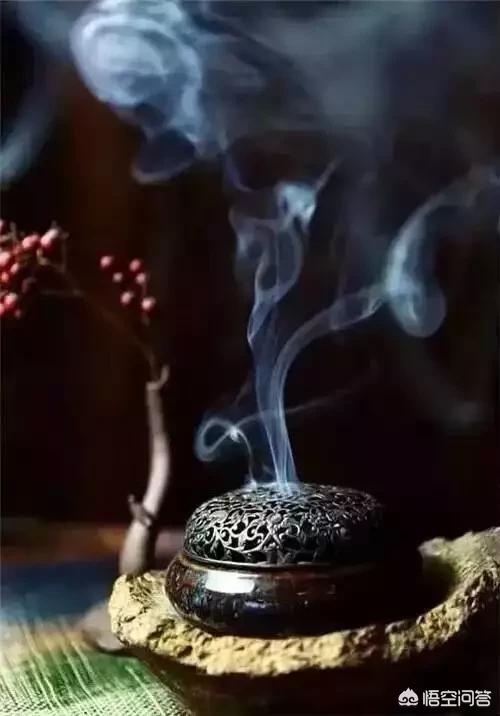 上联:朝朝沉醉,杯杯烈酒敬余生。请出下联？