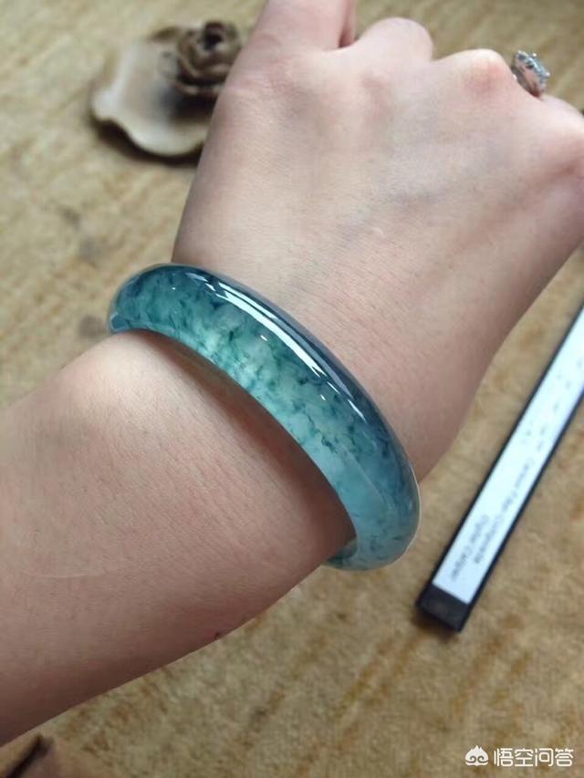 10万左右的翡翠手镯图片,为什么10万块的手镯长出青苔了？