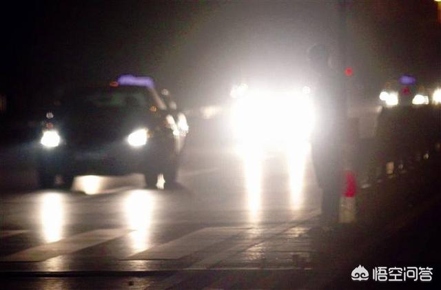 闪光夫妇为什么下车:开着近光还被人闪光提示是什么原因？