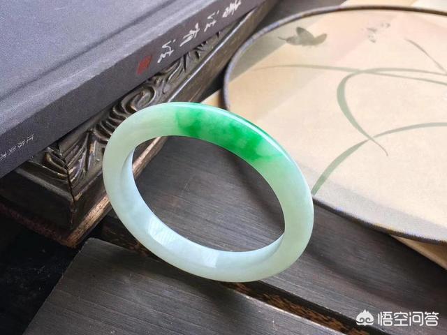 翡翠手镯介绍话术,为什么一只好的翡翠手镯可以成为传家宝？