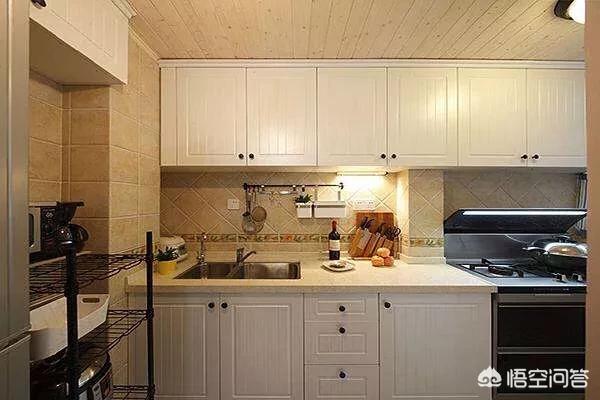 是最左手是洗菜盆,侧面是工具区,中间是操作区,右手是灶台设置灶台