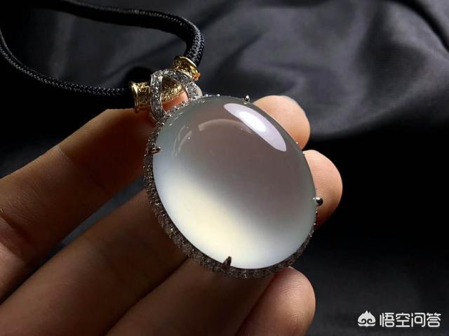 玻璃种翡翠原石打灯图片,怎么用强光手电看翡翠原石的种水？