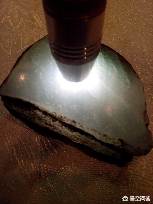 灯光下翡翠的棉絮图片,翡翠里的雪花棉是怎么回事？