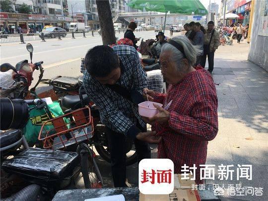 成都何兴丽家人:成都一个52岁的大叔带着92岁的母亲一起送货，你怎么看？