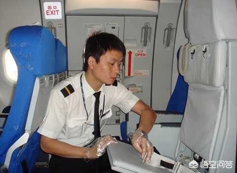 2012和田劫机事件口述，在飞机上，机长是如何应对劫机事件的