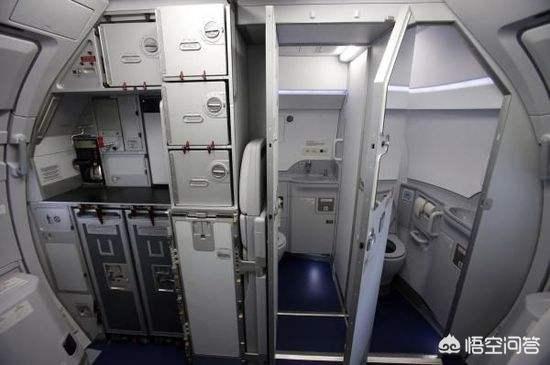 2012和田劫机事件口述，在飞机上，机长是如何应对劫机事件的