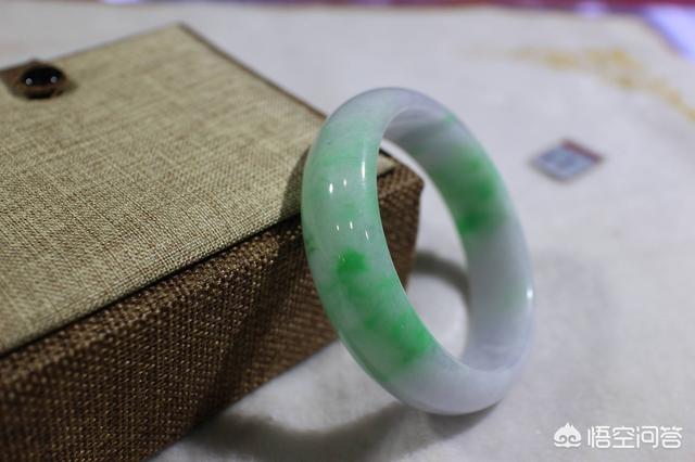 翡翠手镯介绍话术,为什么一只好的翡翠手镯可以成为传家宝？