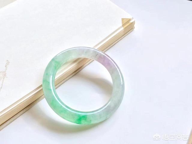 翡翠手镯介绍话术,为什么一只好的翡翠手镯可以成为传家宝？
